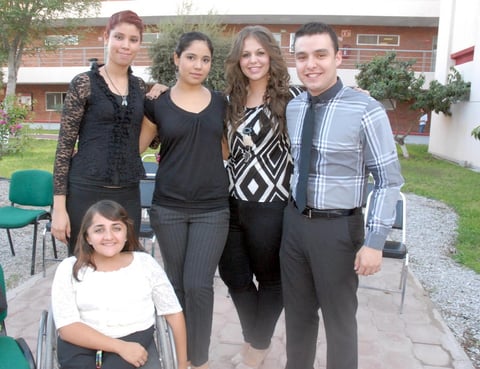 16092012 RECONOCIMIENTOS.  Mayra Rocío Orozco, Ashanti Díaz Campos, Leticia Flores, Mariano Flores y Nadia Cristina Porras.