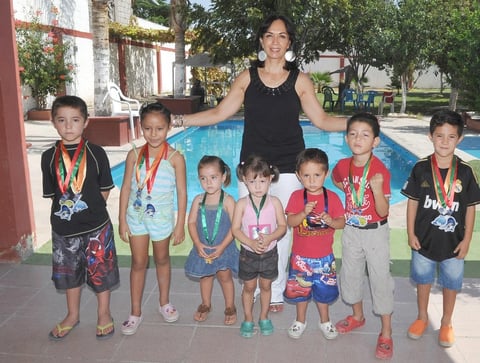 16092012 CONVIVENCIA.  Rocío Cháirez junto a pequeños nadadores.