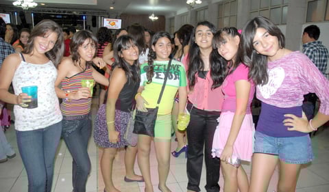16092012 FESTEJO.  Ale, Zamira, Casandra, Paulina, Karla, Daniela y Bárbara.