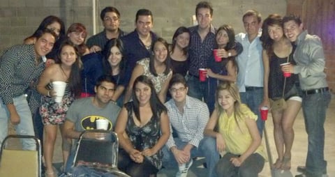 16092012 CUMPLEAñOS.  Arturo Salazar festejó su cumpleaños en compañía de sus amigos y hermanas.