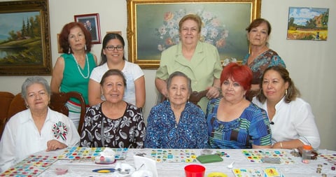 17092012 AMIGAS  del Grupo de los Viernes festejaron el Día de la Independencia.