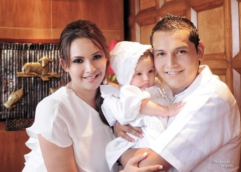 16092012 SARAH  con sus papás Sra. María Elena Rangel Méndez y Sr. Alejandro Sánchez Antúnez.