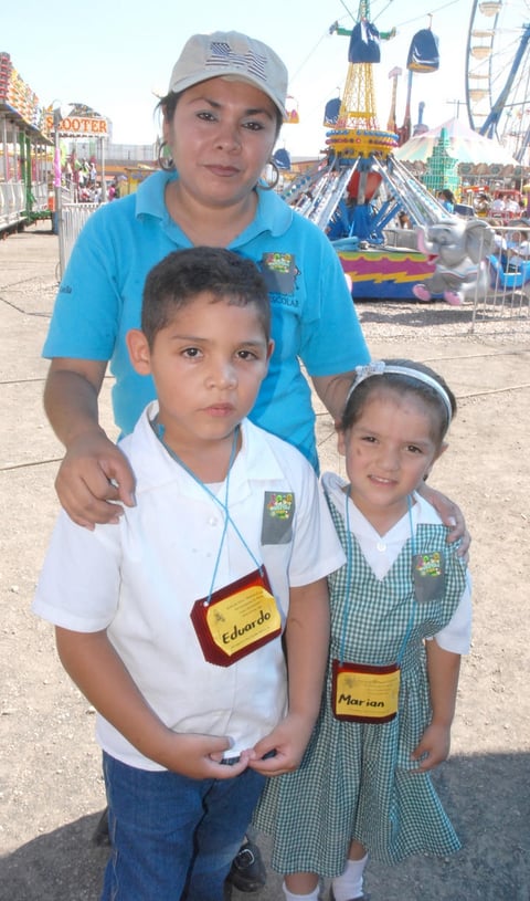 16092012 EN LA FERIA.  Sabrina, Eduardo y Cecy.