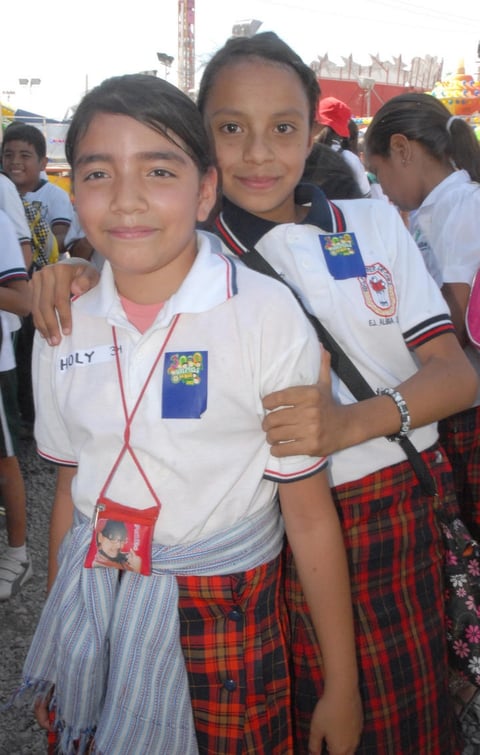 16092012 EN LA FERIA . Stefany y Holy.
