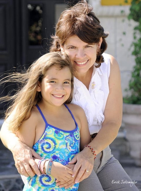 16092012 CLAUDIA  Fonseca de Meza junto a su pequeña Ariana Meza Fonseca.