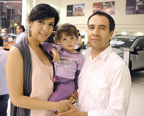 17092012 CLAUDIA  Mena, Lía Pérez y Alberto Pérez.