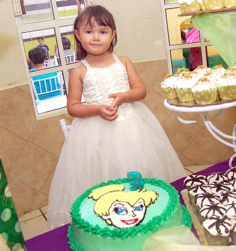 17092012 CUMPLEAñERA.  Dayanna Sofía Canales Raygoza apagó tres velitas en su pastel de cumpleaños.