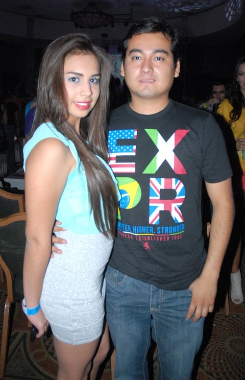 16092012 EN UNA FIESTA.  Astrid y Alan.