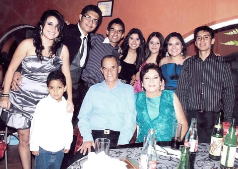 18092012 EN FAMILIA.  Fernando Muñoz O. y su esposa Martha García de Muñoz acompañados de sus ocho nietos; Joana, Pedro, César, Abril, Jazmín, Azucena, Alfredo y Alex.