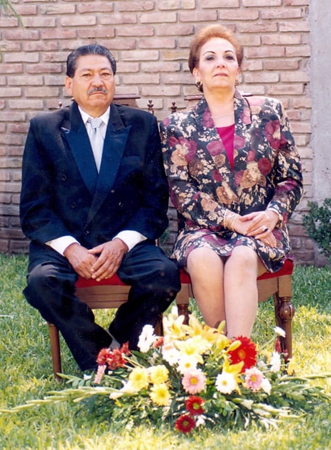 18092012 SR. HERIBERTO  Pérez y Sra. María del Socorro Ríos, en reciente festejo familiar.