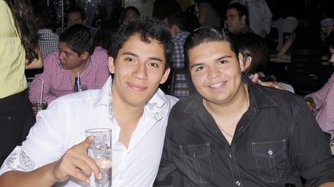 19092012 FESTEJO SOCIAL.  Jorge y Jona, una noche de inauguración.