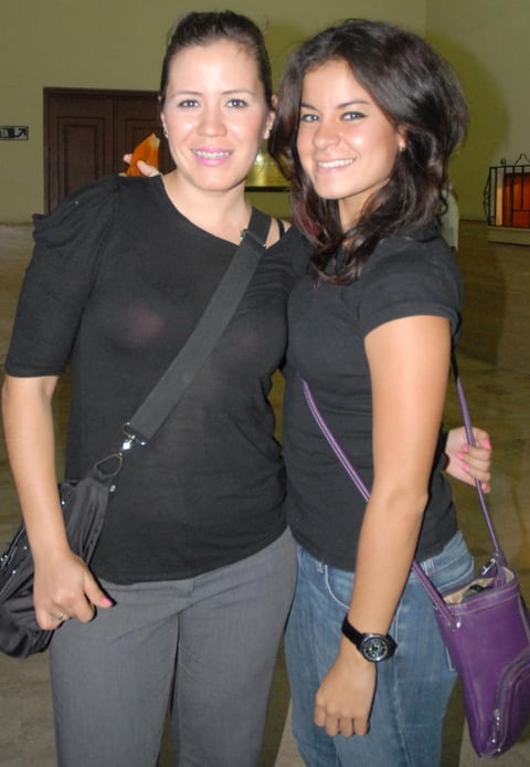 19092012 EN EL TIM.  Samantha García e Ivonne Rivas.