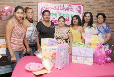 19092012 CAROLINA  Flores de Pérez acompañada en su fiesta prenatal de Alma, Paty, Diana, Thania, Mariana y Guadalupe.