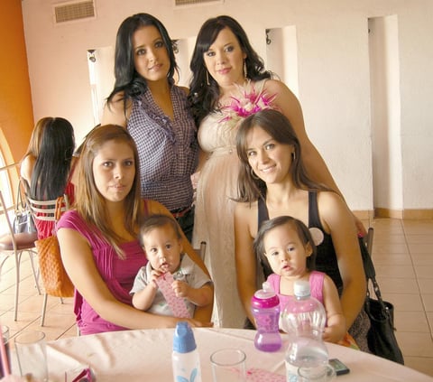 19092012 ALONDRA GUADALUPE  Montelongo Moreno en compañía de sus amigas.