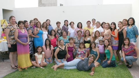 21092012 FIESTA DE CANASTILLA.  Rocío Díaz de León Hernández rodeada de las asistentes a su celebración.