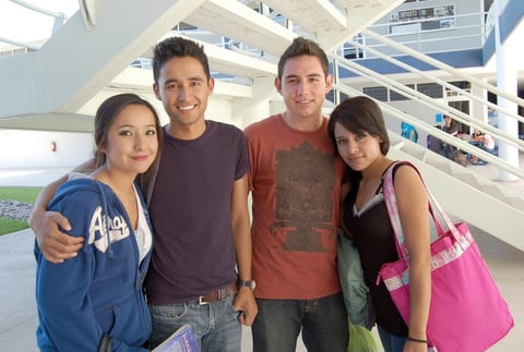 22092012 ESTUDIANTES.  Yuliko, Ricardo, Jesús y Alma.