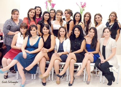22092012 LA FUTURA  novia con familiares y amigas que le brindaron los mejores deseos y la felicitaron por su próximo matrimonio con el Dr. Marco Antonio Burgos Márquez.