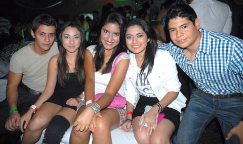 22092012 EN UNA FIESTA.  Julio, Ale, Ara, Pao y Fery.