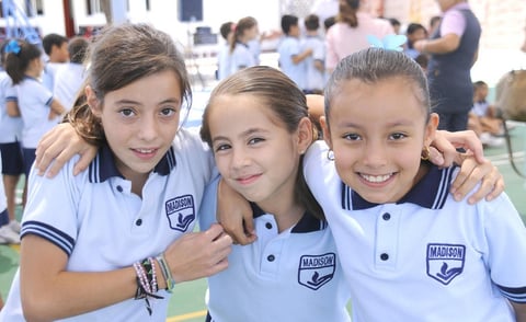 22092012 PEQUEñITOS  del colegio disfrutaron mucho la visita de su ídolo Oribe Peralta.