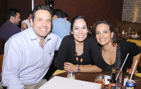 24092012 DE PASEO.  Mario Martínez, Valeria de Anda y Lily Cuarón.