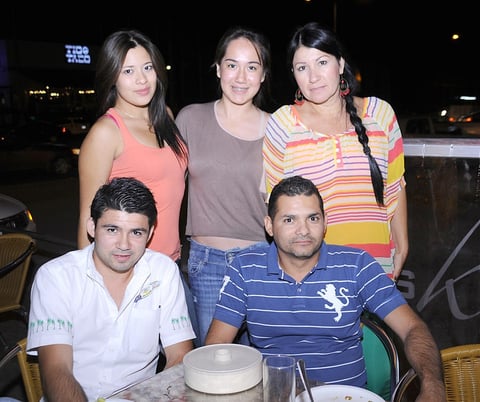 23092012 LIZ  Salas, Karla Preseda, Montserrat Palomares, Carlos Castillo y Uziel Castillo.