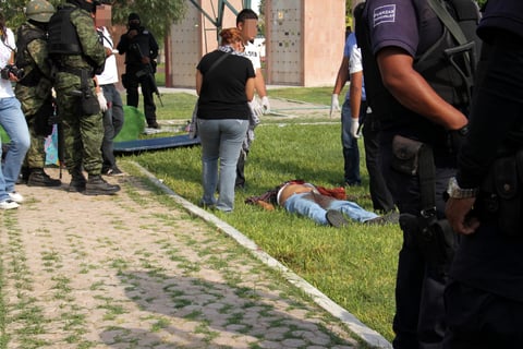 Trascendió que entre algunas fosas del panteón, fueron encontradas cinco armas escondidas: cuatro de ellas de calibre .9 milímetros y una más de .45 milímetros, lo que significaría que algunos de los asistentes al funeral trataron de repeler la agresión del comando armado.