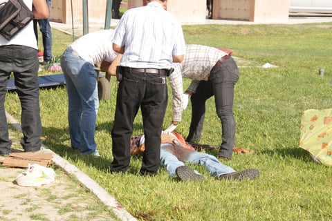 Los primeros informes se cita que el hombre que estaban sepultando a la hora de la balacera, había sido asesinado a balazos en el municipio de San Pedro de las Colonias.