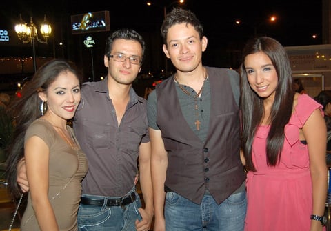 25092012 ENTRE AMIGOS.  Elizabeth, Marco, Angeli y Diana, fueron captados al momento de disfrutar de reciente celebración.