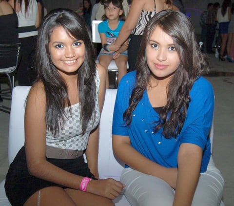 25092012 EN PASARELA.  Valeria y Karla.