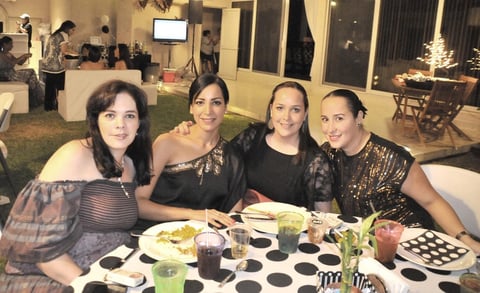 26092012 FESTEJAN CUMPLE.  Ana Paula, Ana Lucía, Lorena y Sarah.