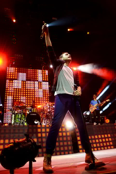 Con sonidos de sirenas, luces en rojo con azul y con un ambiente lounge, Reik pisó el escenario del Coliseo Centenario de Torreón cerca de las 23:00 horas iniciando así el concierto con su gran éxito Peligro.
