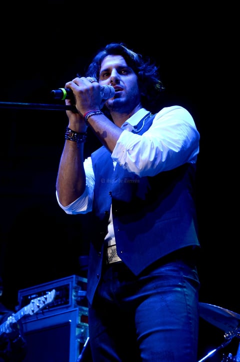 En punto de las 22:10 horas, el cantante lagunero Batarse abrió el concierto del grupo Reik con el tema Ten Piedad De Mí, donde agradeció a sus paisanos por el buen recibimiento que le dieron.