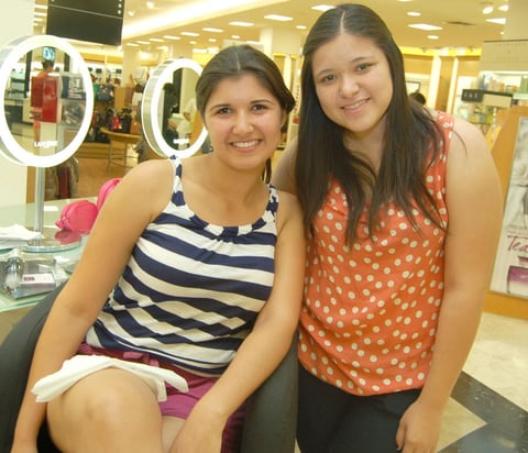 29092012 SEMANA DE LA BELLEZA.  Daniela Sifuentes y Jossie Hyder posaron para la foto.
