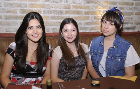 28092012 ENTRE AMIGAS.  Siham Hamdan, Ale Llama y Gaby García.
