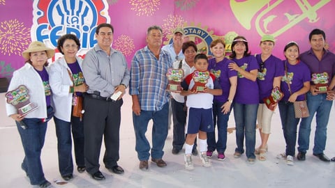 29092012 ROTARIOS  entregaron reconocimientos a las personas que realizaron donaciones para los pequeños que se vieron beneficiados con el programa 'Tres mil sonrisas'.