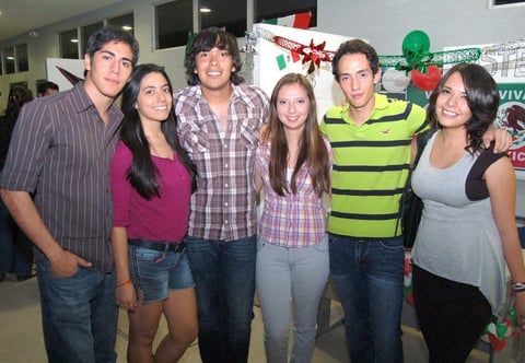 28092012 DISFRUTARON UNA GRAN NOCHE MEXICANA.  Juan Carlos, Andrea, Rafael, Mariely, Edmundo y Cristina.
