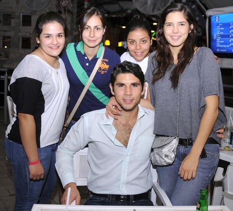 28092012 ENTRE AMIGOS.  María Fernanda Martínez, Ale Robles, Andrea Barocio, Zanya Pérez y Ramón Nevárez.