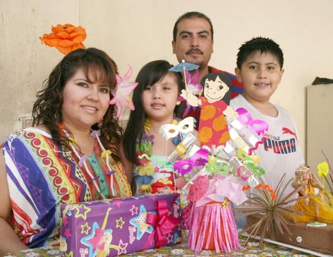 29092012 EN RECIENTE CUMPLEAñOS.  Brenda Cortez, Valeria Camacho, Gabriel y Gabriel Camacho.