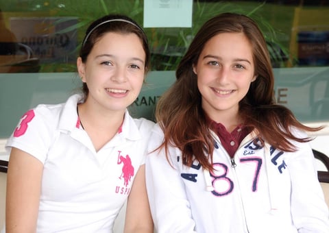 30092012 EN EL CLUB.  Paulina y Brenda.