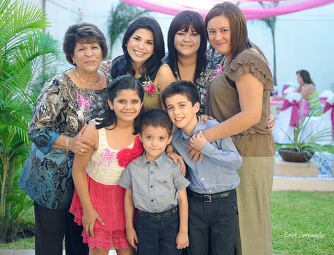 30092012 LA FESTEJADA  con su mamá Sra. Yolanda Hurtado de Torres, su hermana Karina de Torres, su cuñada Yolanda Reyes y los pequeños Marianne y Marcelo Torres, así como Sergio Márquez.