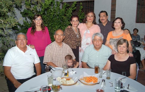 30092012 CELEBRA CUMPLEAñOS.  Leticia Rosas en compañía de sus colegas.