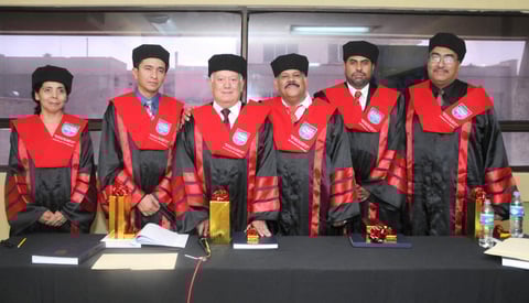 30092012 DR. FRANCISCO  López Gutiérrez acompañado de sus sinodales.