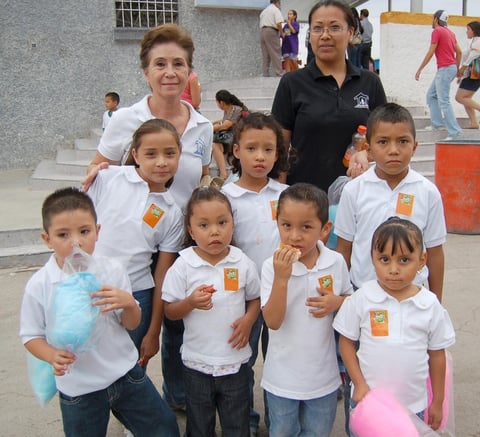 30092012 EN LA FERIA.  Pequeños del albergue del Padre Manuelito junto a sus guías.