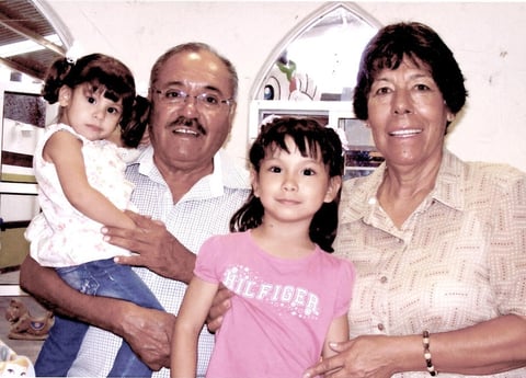30092012 PIñATA.  Azul del Pilar fue festejada con motivo de sus cinco años, en la foto la acompañan su hermanita Mariana y sus abuelos Roberto y María del Pilar.