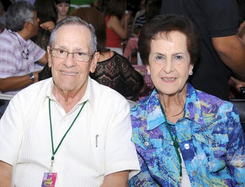 30092012 EN LA FERIA.  Leopoldo García y Georgina de García.