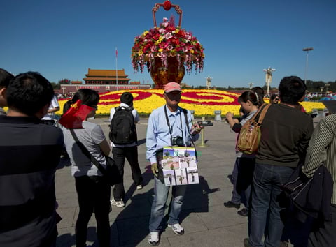 En toda la ciudad de Hong Kong, una de las que mejor preservan las tradiciones en China, se pueden presenciar celebraciones comunitarias en forma de carnavales, exhibiciones de farolillos, exposiciones y espectáculos tradicionales
