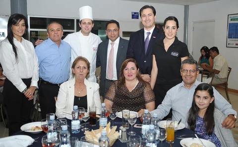 02102012 EVENTO ACADéMICO.  Público asistente durante una degustación de alimentos.