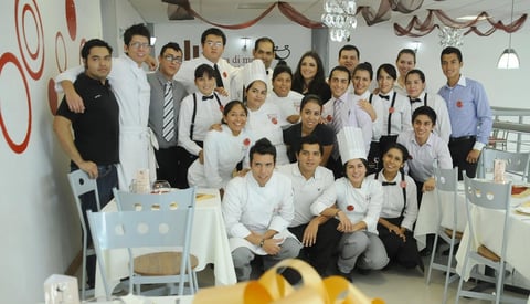 02102012 Alumnos de la UVM Glion orgullosos por la apertura de su restaurante.