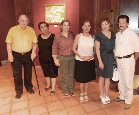 03102012 LOS  asistentes a dicha exposición pictórica admiraron las obras.