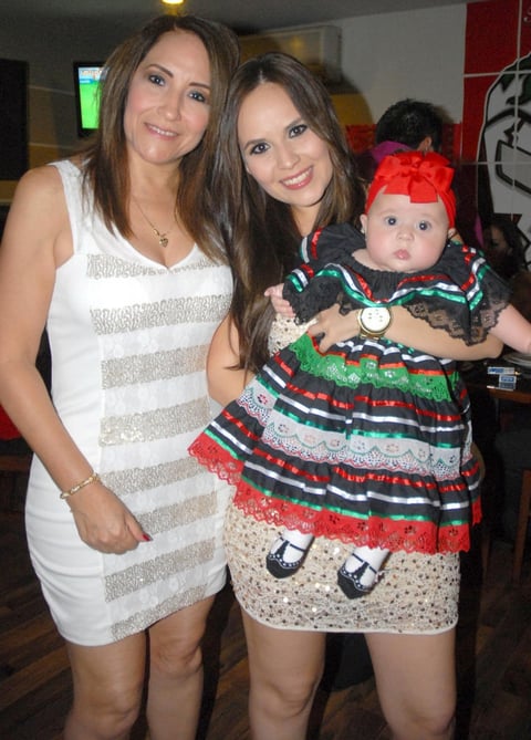 03102012 FESTEJO PATRIO.  Luly, Cynthia de Borboya y Romina Borboya.